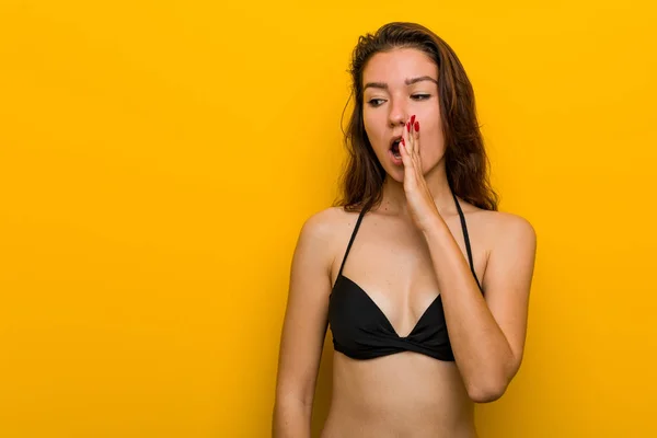Giovane Donna Europea Bikini Sta Dicendo Segreto Caldo Frenata Notizie — Foto Stock