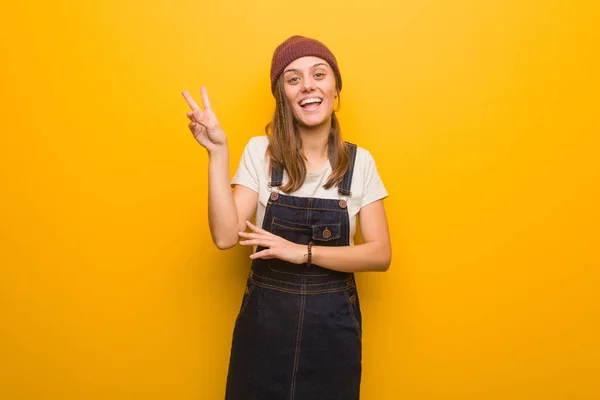 Young Hipster Woman Doing Gesture Victory — 스톡 사진