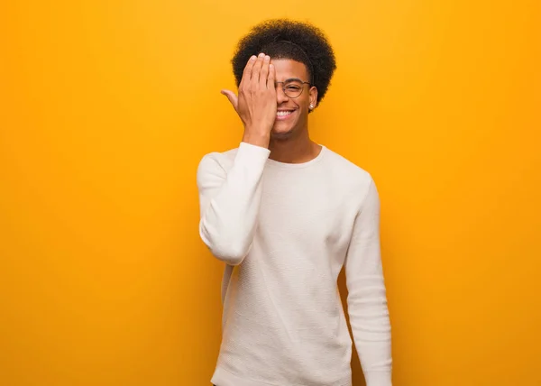 Jovem Afro Americano Sobre Uma Parede Laranja Gritando Feliz Cobrindo — Fotografia de Stock