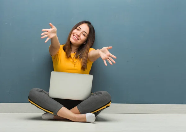 Молодая Женщина Сидящая Полу Ноутбуком Счастлива Обнимаясь Фасадом — стоковое фото