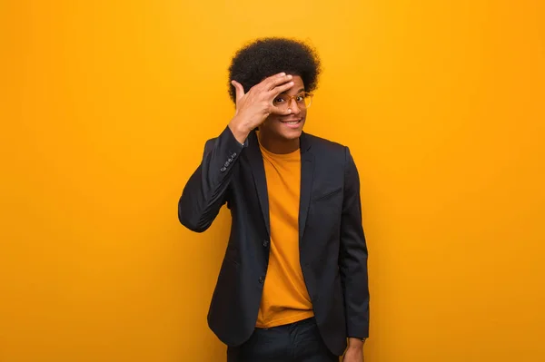 Jovem Empresário Afro Americano Homem Sobre Uma Parede Laranja Envergonhado — Fotografia de Stock