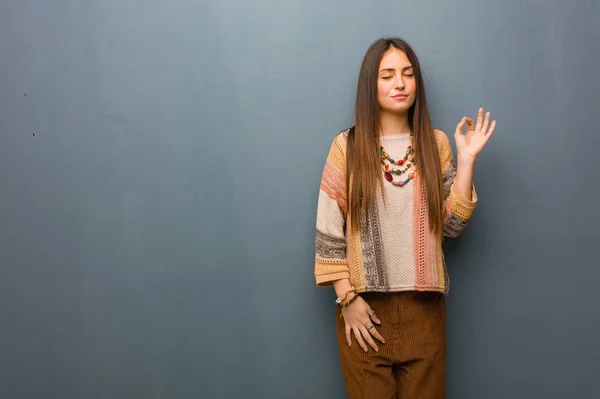 Jonge Hippie Vrouw Uitvoeren Van Yoga — Stockfoto