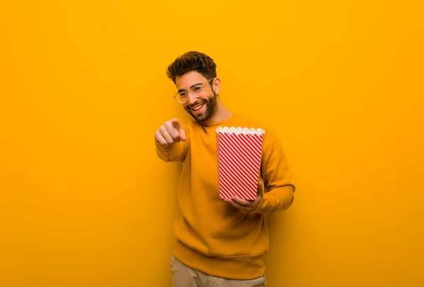 Mladý Muž Drží Popcorny Veselé Usmívá — Stock fotografie