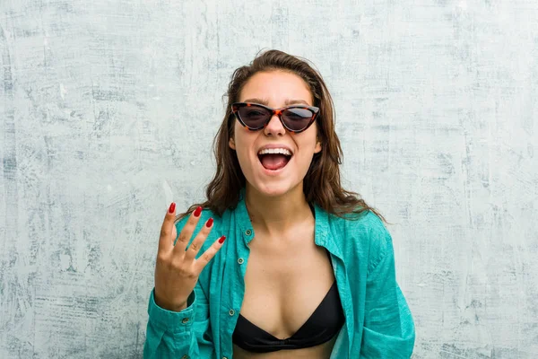 Jeune Femme Européenne Portant Bikini Criant Rage — Photo