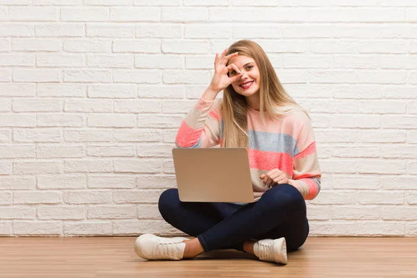 Jong Russisch Student Vrouw Zitten Vertrouwen Doen Gebaar Oog — Stockfoto