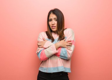 Düşük sıcaklık nedeniyle soğuk genç sevimli kadın