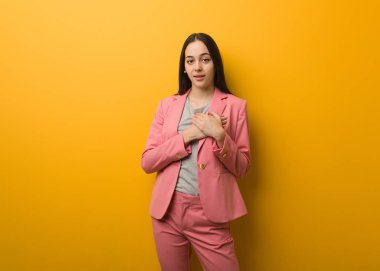 Genç, modern iş kadını romantik bir jest yapıyor.