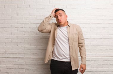 Genç Latin adam yorgun ve çok uykulu.