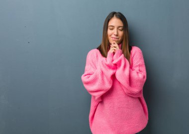 Genç modern kadın çok mutlu ve kendinden emin dua