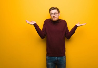 Genç akıllı adam karışık ve şüpheli