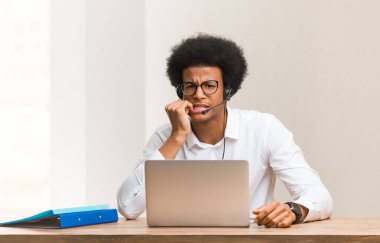 Genç pazarlamacı, tırnak yiyen, gergin ve endişeli bir zenci.