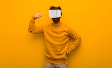 Sanal gerçeklik gözlüğü takan genç adam.