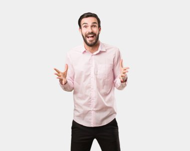 Yakışıklı delikanlı bir zafer ya da başarı kutluyor