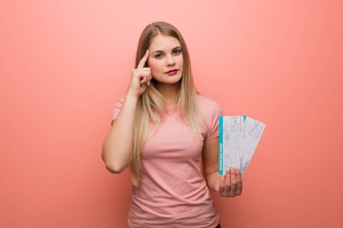 Genç, güzel Rus kız bir fikir düşünüyor. Elinde uçak bileti var..