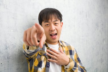 Genç Çinli adam hedeflerine ve amaçlarına ulaşma hayalleriyle karşı karşıya.