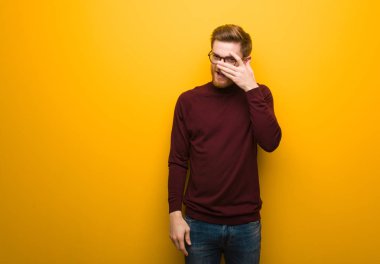 Genç ve zeki bir adam aynı anda hem utanır hem de güler.