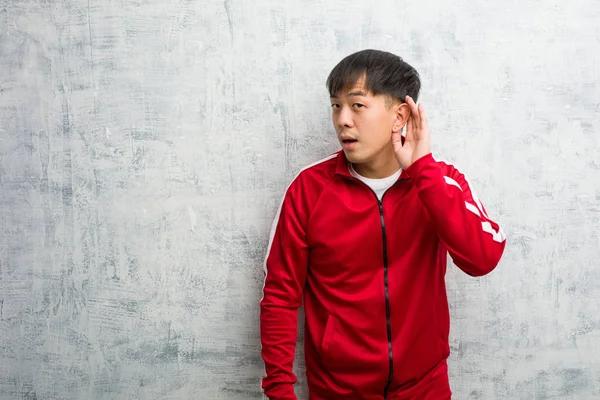 Jovem Esporte Fitness Chinês Tentar Ouvir Uma Fofoca — Fotografia de Stock
