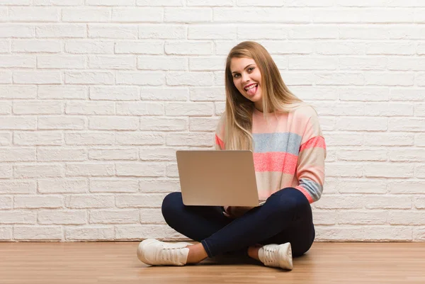 Jonge Russische Student Vrouw Zitten Grappig Vriendelijk Tonen Tong — Stockfoto