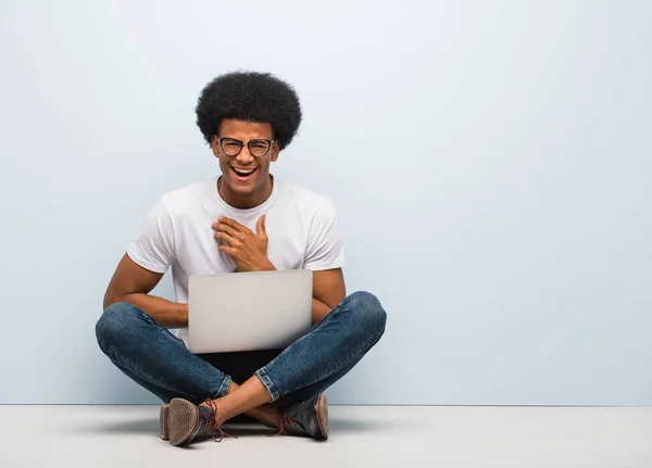 Jonge Zwarte Man Zitten Vloer Met Een Laptop Lachen Plezier — Stockfoto
