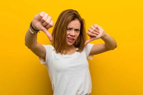 Joven Mujer Caucásica Natural Mostrando Pulgar Hacia Abajo Expresando Aversión — Foto de Stock