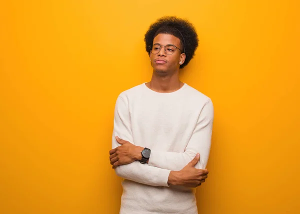 Turuncu Bir Duvarın Üzerinde Yorgun Sıkılmış Genç Bir Afrikalı Amerikalı — Stok fotoğraf