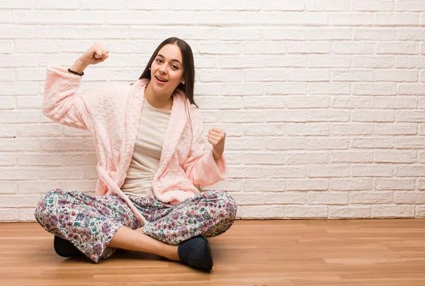 Mujer Joven Con Pijama Que Rinde —  Fotos de Stock