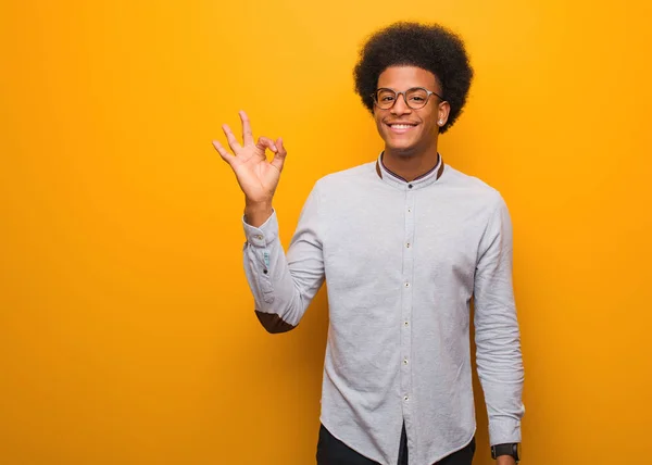 Jonge Afro Amerikaanse Man Een Oranje Muur Vrolijk Zelfverzekerd Doen — Stockfoto