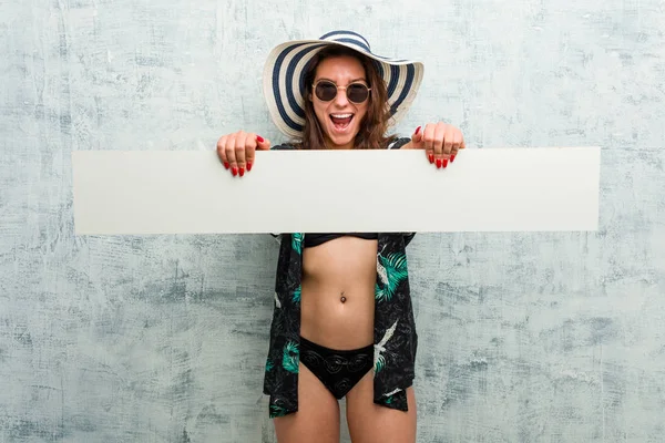 Bikini Giyen Pankart Tutan Avrupalı Genç Bir Kadın — Stok fotoğraf