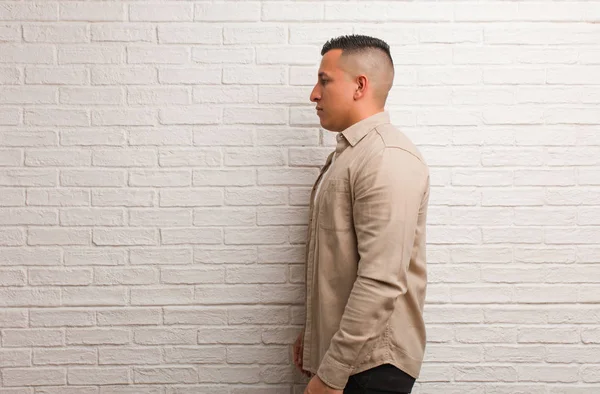 Hombre Latino Joven Lado Mirando Frente — Foto de Stock