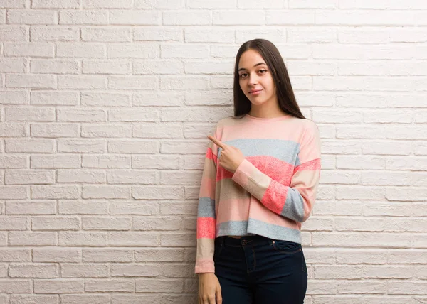 Jonge Moderne Vrouw Glimlachend Wijzend Naar Zijkant — Stockfoto