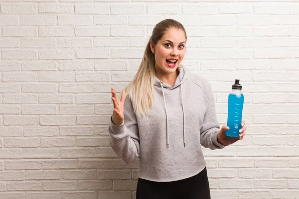 Genç Fitness Rus kadın Holding bir enerji içecek — Stok fotoğraf