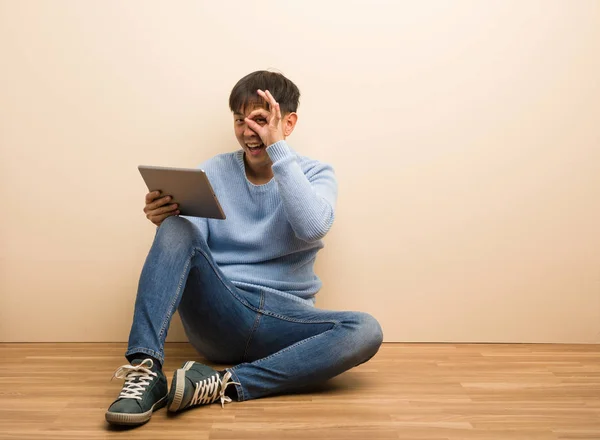 Young Chinese Man Sitting Using His Tablet Confident Doing Gesture — Stock Photo, Image