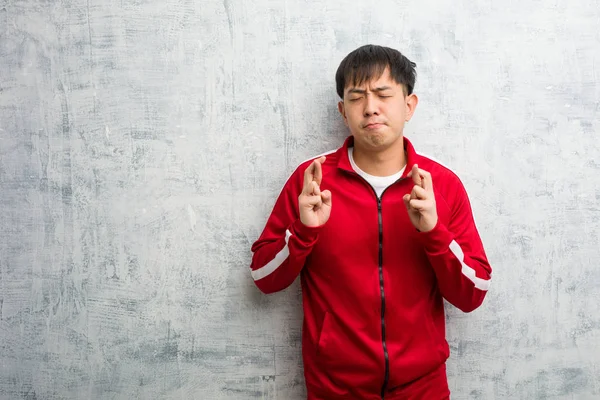 Olahraga Muda Kebugaran Cina Menyilangkan Jari Untuk Memiliki Keberuntungan — Stok Foto