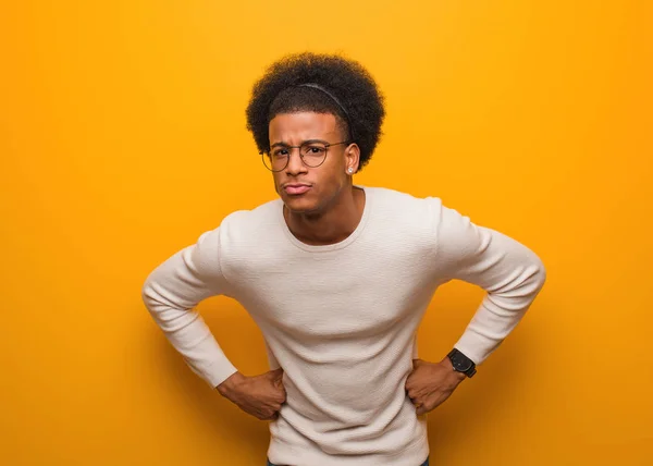 Jeune Homme Afro Américain Sur Mur Orange Gronder Quelqu Très — Photo