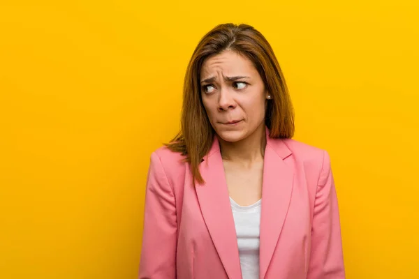 Jonge Mode Zakenvrouw Verward Voelt Zich Twijfelachtig Onzeker — Stockfoto