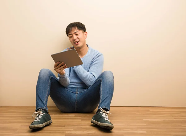 Jonge Chinese Man Zit Met Behulp Van Zijn Tablet Doet — Stockfoto