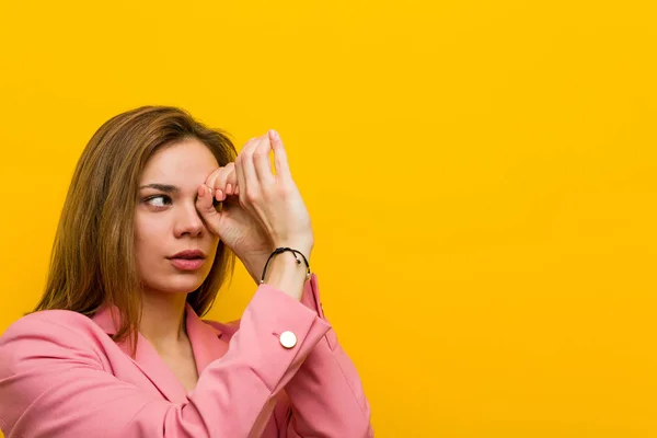 Jovem Mulher Negócios Moda Olhando Para Longe Mantendo Mão Testa — Fotografia de Stock