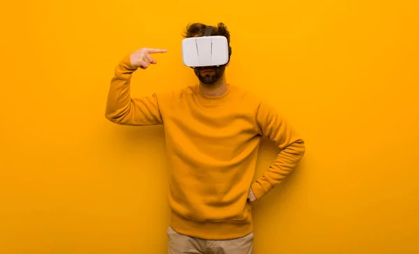 Joven con gafas de realidad virtual —  Fotos de Stock