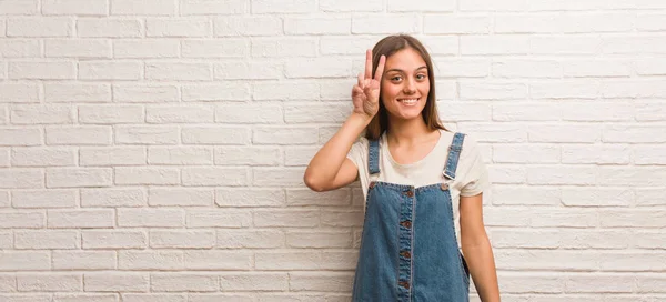 Mladý Hipster Žena Zábava Šťastný Dělá Gesto Vítězství — Stock fotografie