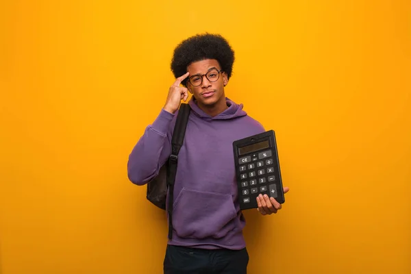 Jovem Estudante Afro Americano Segurando Uma Calculadora Pensando Uma Ideia — Fotografia de Stock