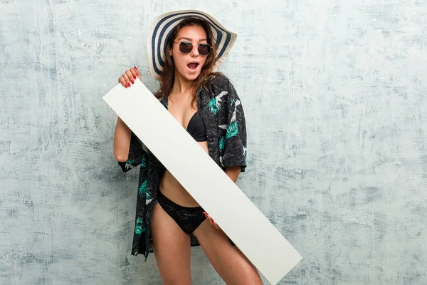 Bikini Giyen Pankart Tutan Avrupalı Genç Bir Kadın — Stok fotoğraf