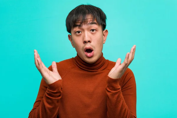 Fiatal Kínai Ember Meglepett Megdöbbentette — Stock Fotó