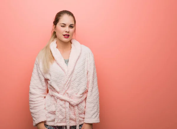 Jovem Russa Vestindo Pijama Piscando Engraçado Gesto Amigável Despreocupado — Fotografia de Stock
