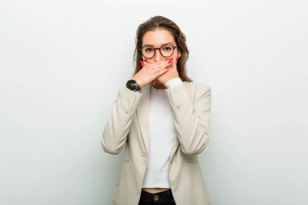 Jeune Femme Affaires Européenne Choquée Couvrant Bouche Avec Les Mains — Photo