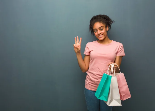 Genç Siyahi Kadın Numarayı Gösteriyor Elinde Bir Alışveriş Çantası Var — Stok fotoğraf