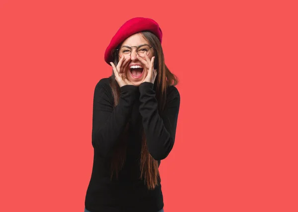 Joven Artista Mujer Gritando Algo Feliz Frente —  Fotos de Stock