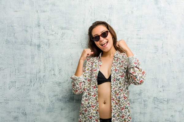 Ung Europeisk Kvinna Klädd Bikini Jublande Bekymmerslös Och Upphetsad Segerkoncept — Stockfoto
