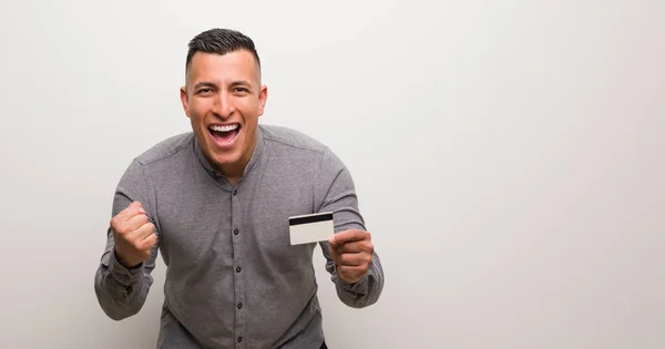 Jovem Latino Segurando Cartão Crédito Surpreso Chocado — Fotografia de Stock