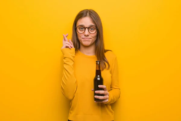 Young Pretty Caucasian Woman Crossing Fingers Having Luck She Holding — Stock Photo, Image