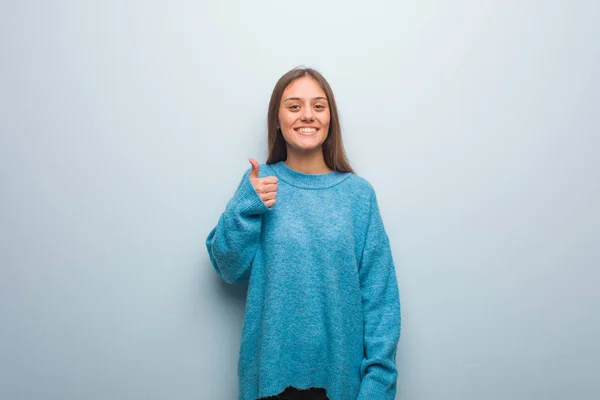 Joven Bonita Mujer Usando Suéter Azul Sonriendo Levantando Pulgar Hacia — Foto de Stock